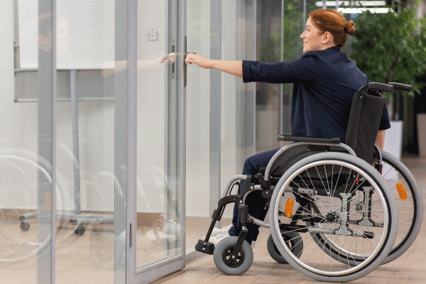 Cómo mejorar la accesibilidad en tu edificio con puertas automáticas