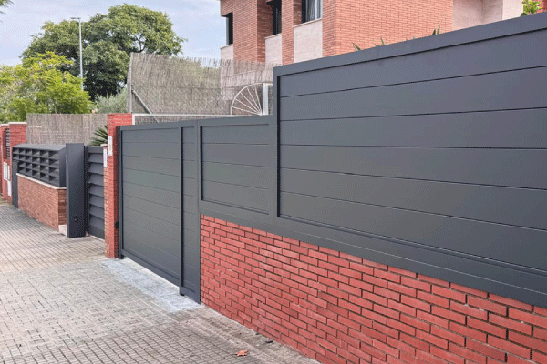 La combinación perfecta para tu fachada: puertas y vallado bien integrados